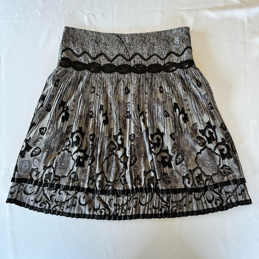 NWOT Unique Metallic Pleated Skirt. Y2K style. Size Large.